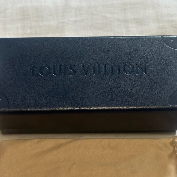 Louis Vuitton Gold and Black Aviator Sunglasses for Men’s - Picture 4 of 14